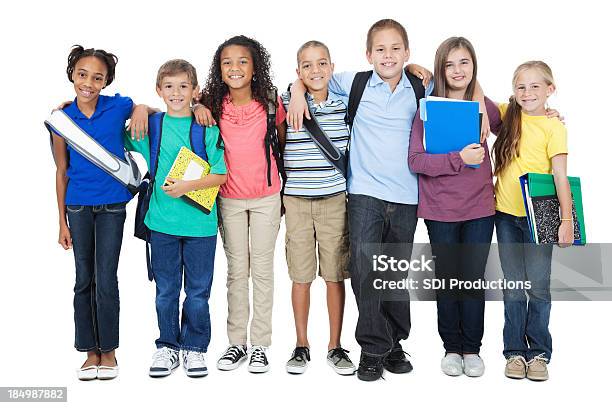 Junge Grundschüler Freunden Auf Weißem Hintergrund Stockfoto und mehr Bilder von Kind - Kind, Akte, Aktenordner