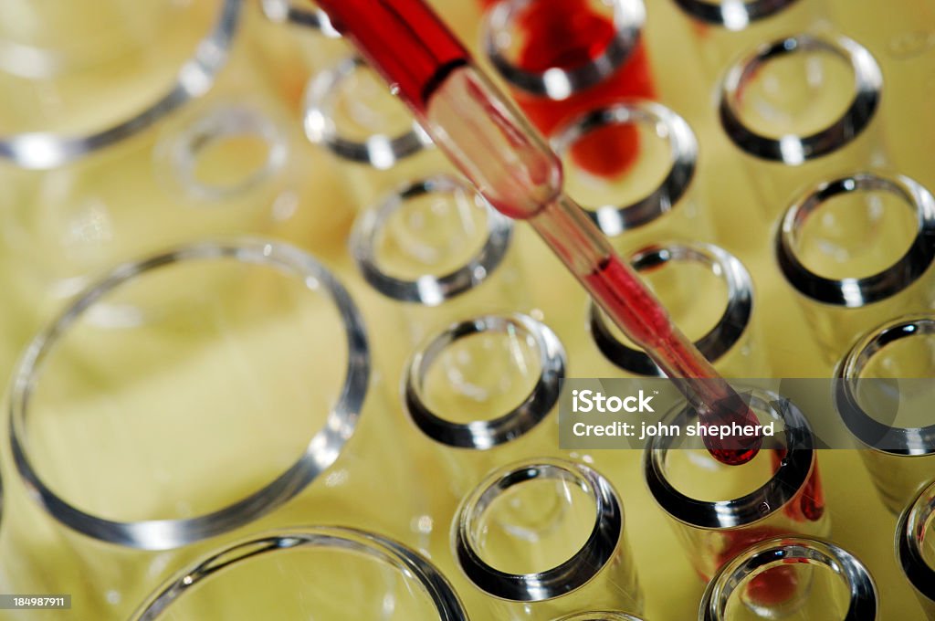 Laboratório teste de sangue em micro prato de cena - Foto de stock de Experimento royalty-free