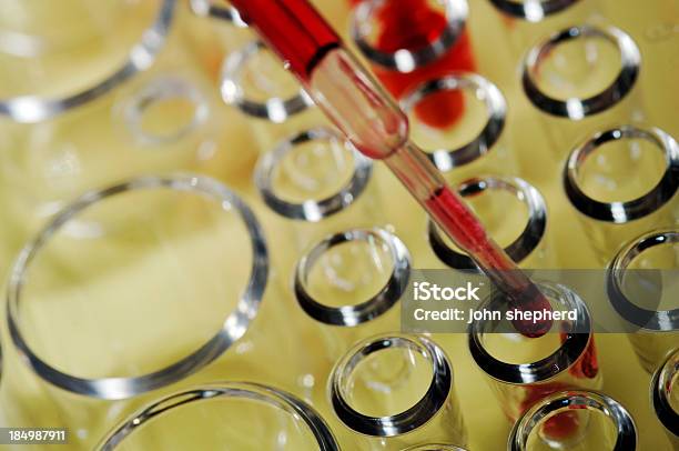 Foto de Laboratório Teste De Sangue Em Micro Prato De Cena e mais fotos de stock de Experimento - Experimento, Análise ao sangue, Caindo
