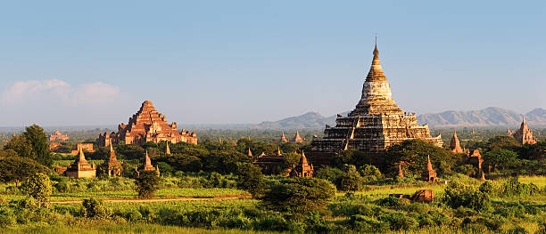 панорамный вид на древних храмов в паган 76mpix xxxxl размер - burmese culture myanmar pagoda dusk стоковые фото и изображения