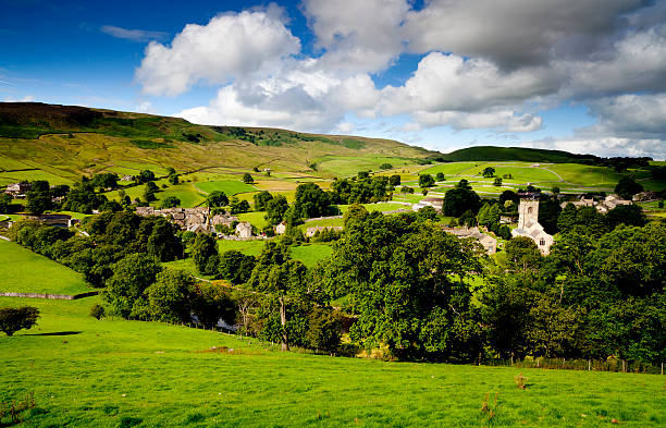 burnsall village yorkshire dales-nationalpark - green fence chainlink fence wall stock-fotos und bilder