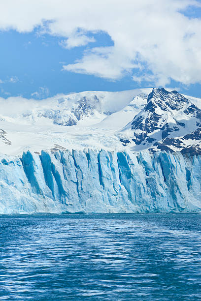 glaciar perito moreno national park, patagonia en argentina - patagonia ice shelf vertical argentina fotografías e imágenes de stock