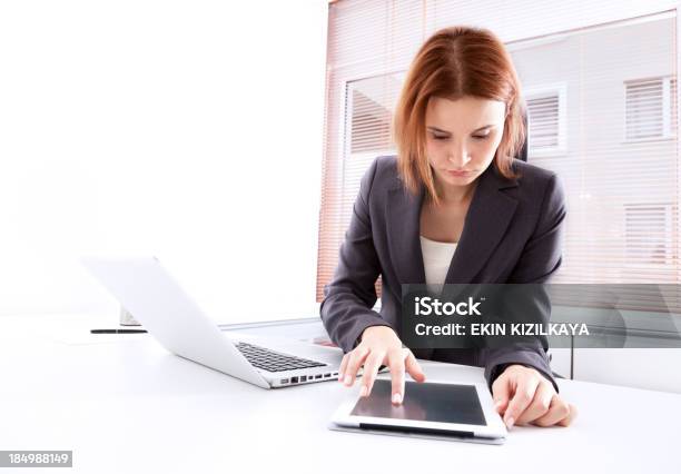 Mulher De Negócios Com Tablet No Escritório Ecrã Táctil - Fotografias de stock e mais imagens de Adulto