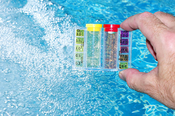 água de piscina teste de banho em mãos - litmus test - fotografias e filmes do acervo