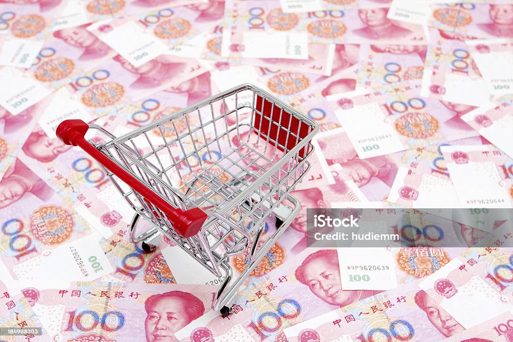 Cesta de compras sobre el RMB - Foto de stock de Actividad comercial libre de derechos