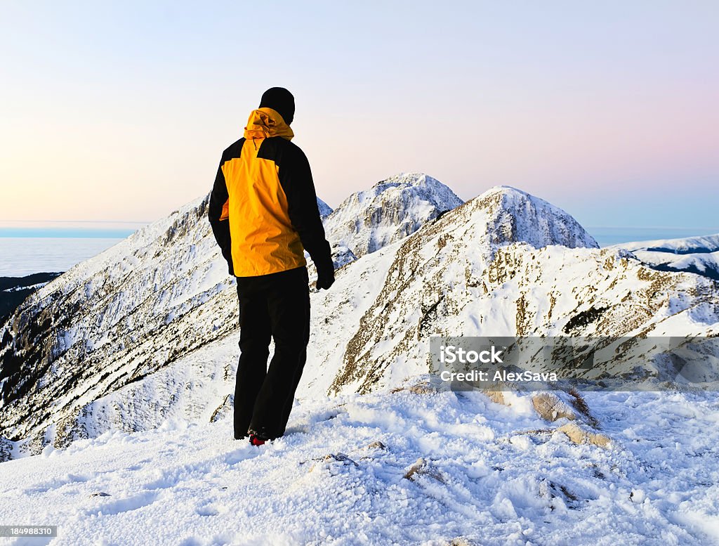 mountaineer admirer le paysage - Photo de Accord - Concepts libre de droits