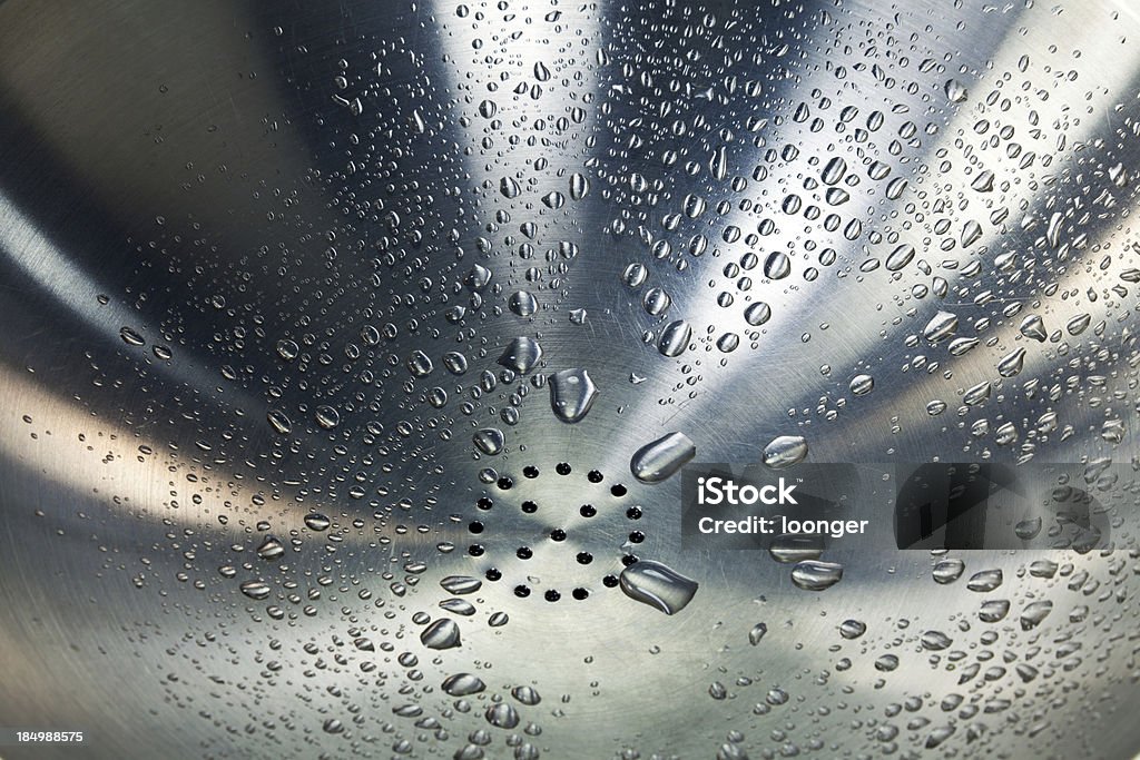 Gotas de atenernos a la cuenca del lavado de acero - Foto de stock de Limpiar libre de derechos