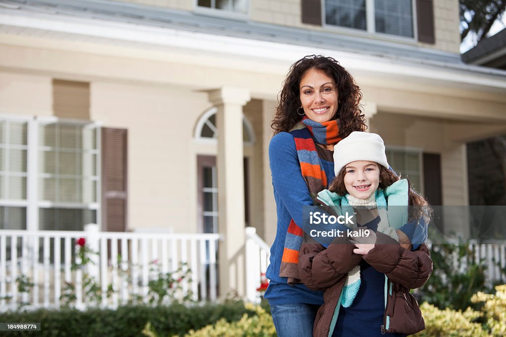 Mãe e filha em pé na frente de Casa - Royalty-free Casa Foto de stock