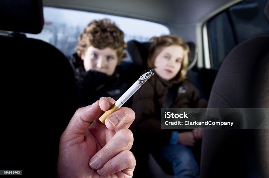 Jeunes enfants de subir les effets du tabagisme passif en voiture - Photo de Tabagisme libre de droits