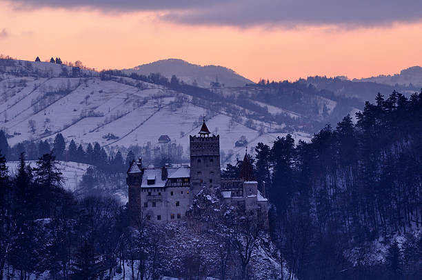 castello di bran-brasov, romania - crusca foto e immagini stock