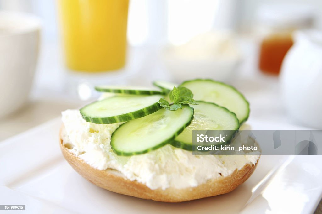 Frühstück-Bagels mit Frischkäse und - Lizenzfrei Brötchen Stock-Foto