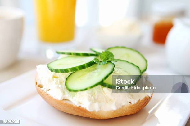 Frühstückbagels Mit Frischkäse Und Stockfoto und mehr Bilder von Brötchen - Brötchen, Orangensaft, Gurke