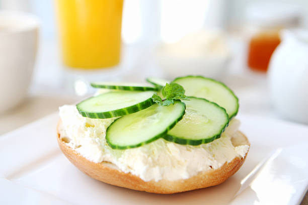 prima colazione-formaggio cremoso e bagel - bun sandwich vegetable cream cheese foto e immagini stock