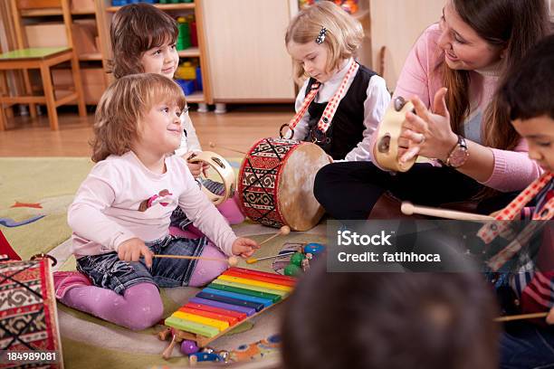 Criança Préescolar E Professor - Fotografias de stock e mais imagens de Criança - Criança, Cuidar de crianças, Instrumento Musical