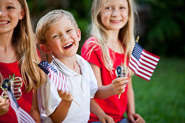 niños en cuatro de julio o el día - fourth of july family flag american flag fotografías e imágenes de stock