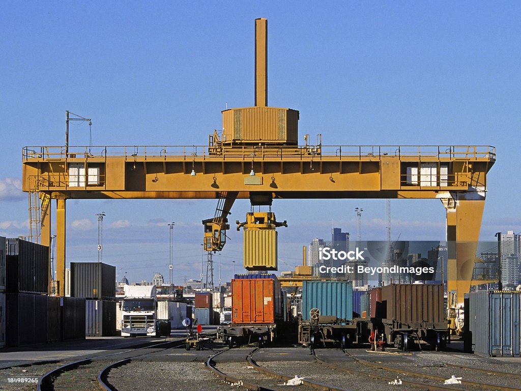 Beladen Fracht Container im city intermodalen hub - Lizenzfrei Rangierbahnhof Stock-Foto