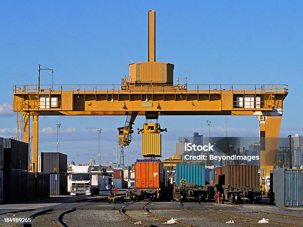 Caricamento Di Contenitori Di Trasporto Merci Intermodale Al Centro Città - Fotografie stock e altre immagini di Scalo di smistamento