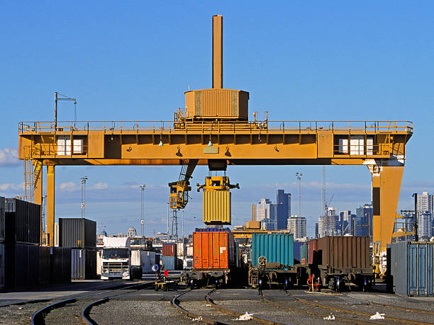 荷積貨物コンテナで中心街のインターモーダル - shunting yard freight train cargo container railroad track ストックフォトと画像