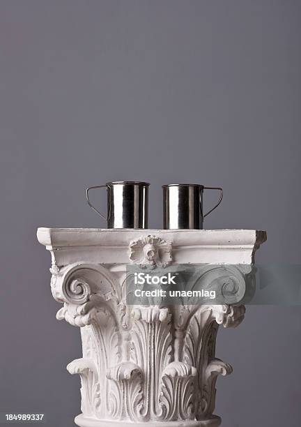 金属マグカップのコリント式の首都 - コーヒーのストックフォトや画像を多数ご用意 - コーヒー, 台座, 博物館