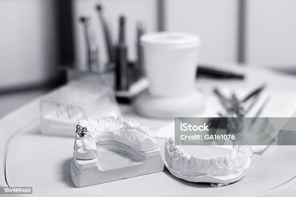 Yeso Fundido De Dientes Foto de stock y más banco de imágenes de Asistencia sanitaria y medicina - Asistencia sanitaria y medicina, Belleza, Clínica médica