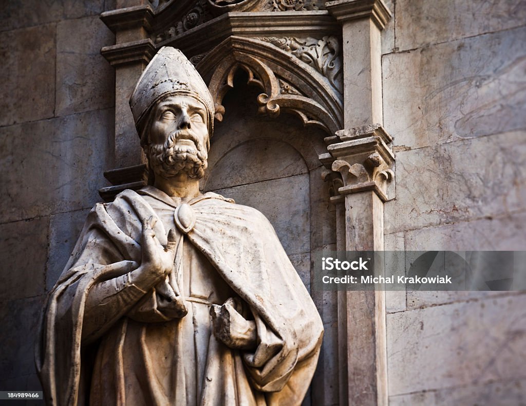 statue de Priest - Photo de Cardinal - Ecclésiastique libre de droits