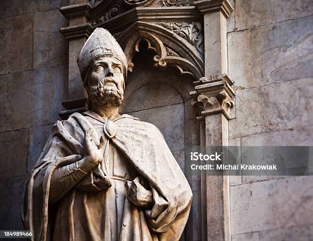 Padre Estátua - Fotografias de stock e mais imagens de Cardeal - Clero - Cardeal - Clero, Catolicismo, Arquitetura