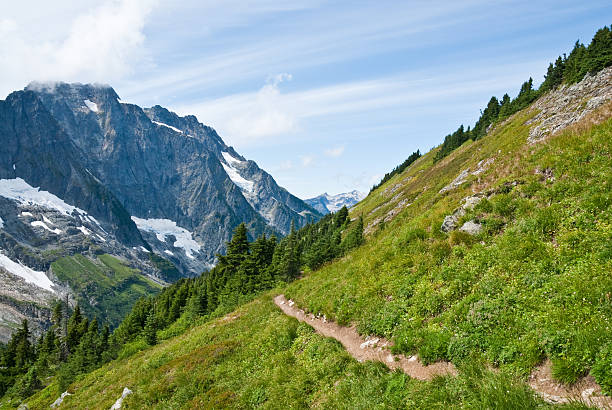 i tre gemelli dal basso sahale braccio - north cascades national park awe beauty in nature cloud foto e immagini stock