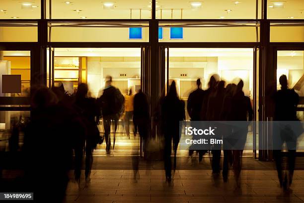 Menschen Zu Fuß In Richtung Beleuchtet Eingang Stockfoto und mehr Bilder von Außenaufnahme von Gebäuden - Außenaufnahme von Gebäuden, Nacht, Eintreten