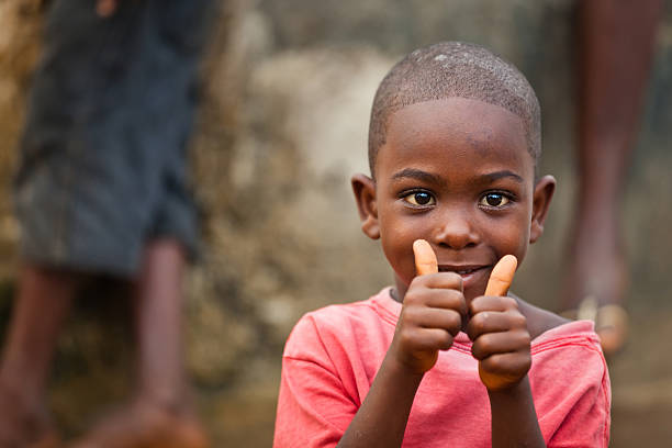 ragazzo africano - povertà africa foto e immagini stock