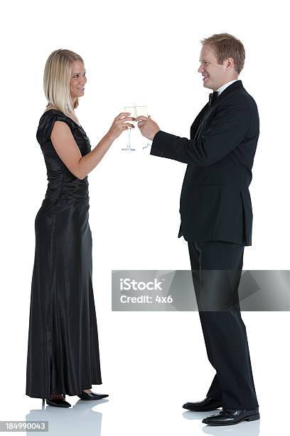 커플입니다 Toasting Wineglasses 있는 전신에 대한 스톡 사진 및 기타 이미지 - 전신, 커플, 얼굴을 맞대다