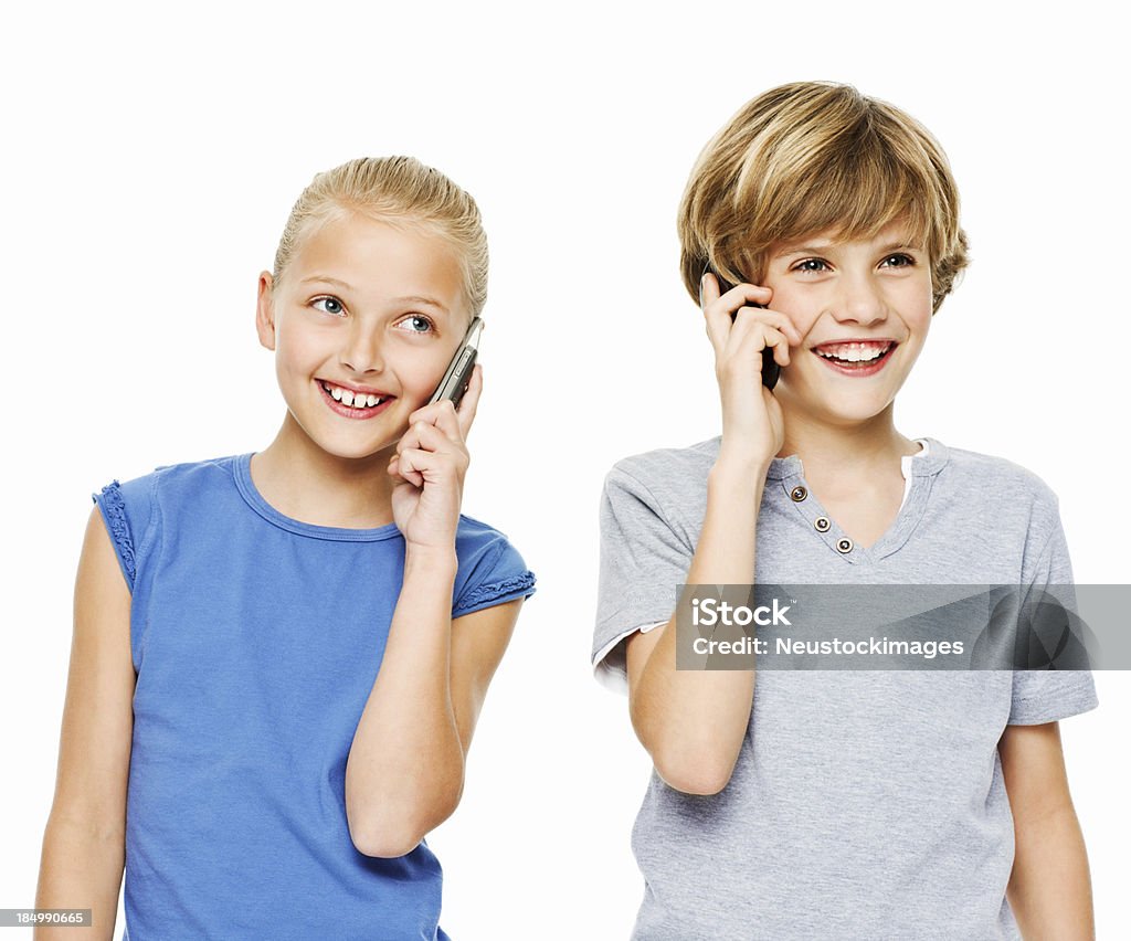 Dwoje dzieci rozmowy na telefony komórkowe-izolowano - Zbiór zdjęć royalty-free (Białe tło)