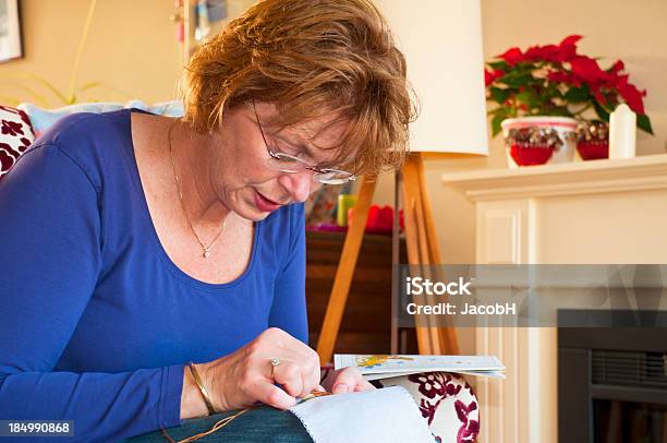 Donna Embroidering - Fotografie stock e altre immagini di Adulto - Adulto, Ago - Articoli di merceria, Ambientazione interna