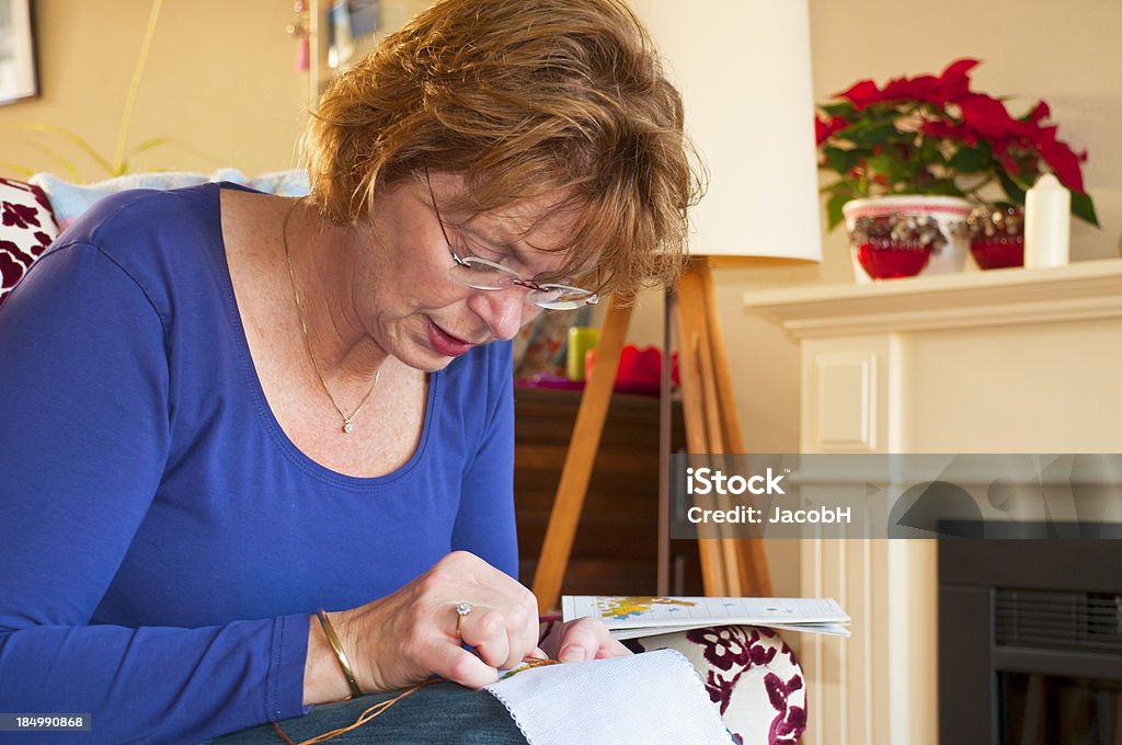 Mulher Embroidering - Foto de stock de Adulto royalty-free