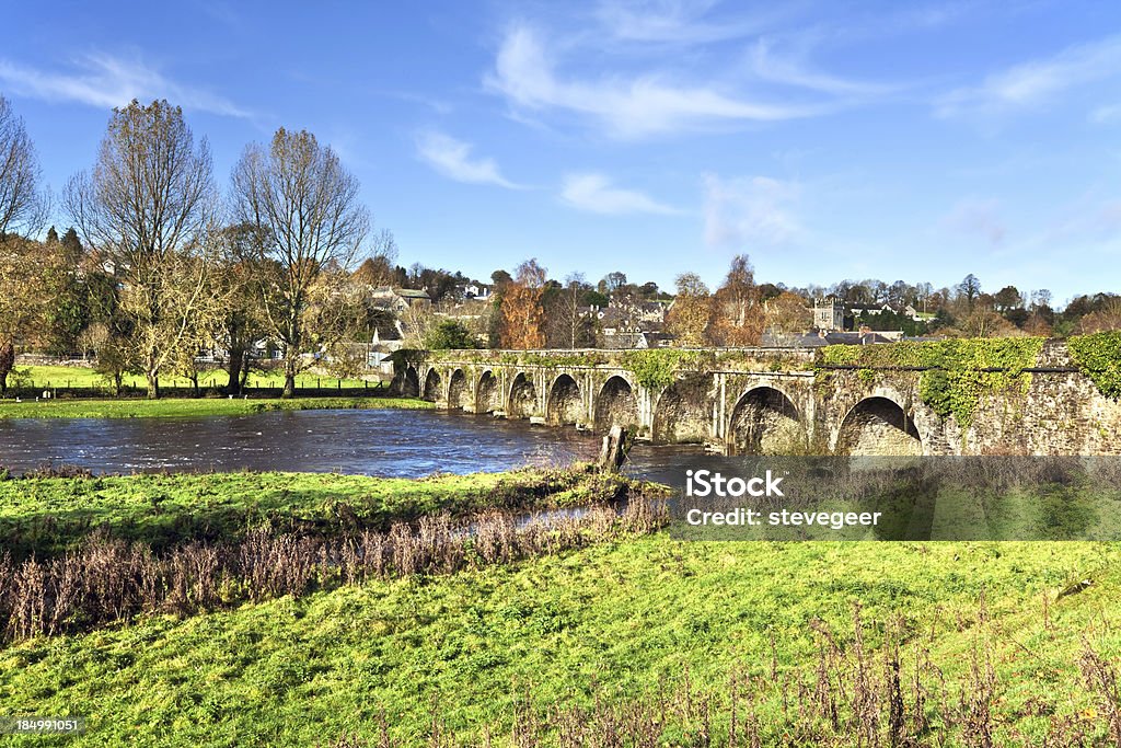 Bridge over the River Nore w Inistioge w Irlandii - Zbiór zdjęć royalty-free (Hrabstwo Kilkenny)