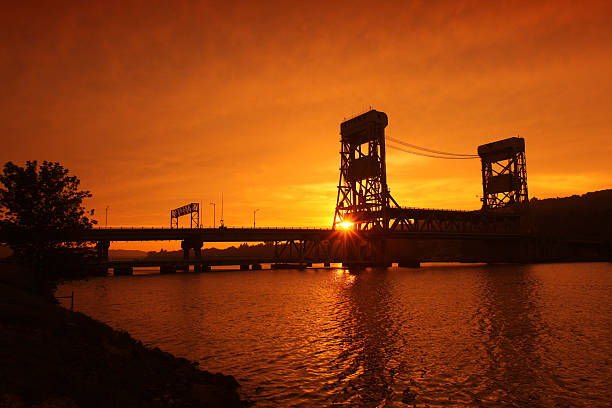 houghton ascenseur pont au coucher du soleil - portage lake photos et images de collection