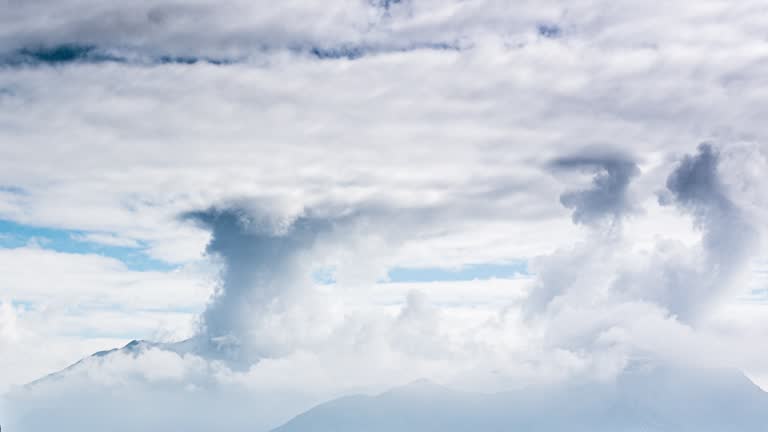 The billowing clouds of wutong Mountain in Shenzhen