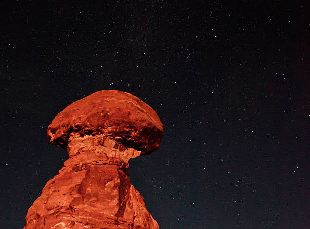 equilibrado roca roja del parque nacional de los arcos de noche - travel famous place balanced rock beauty in nature fotografías e imágenes de stock