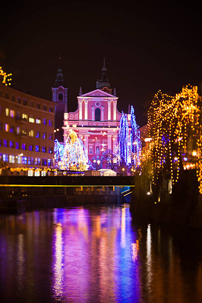 tempo de natal decorada ljubljana - ljubljana december winter christmas imagens e fotografias de stock