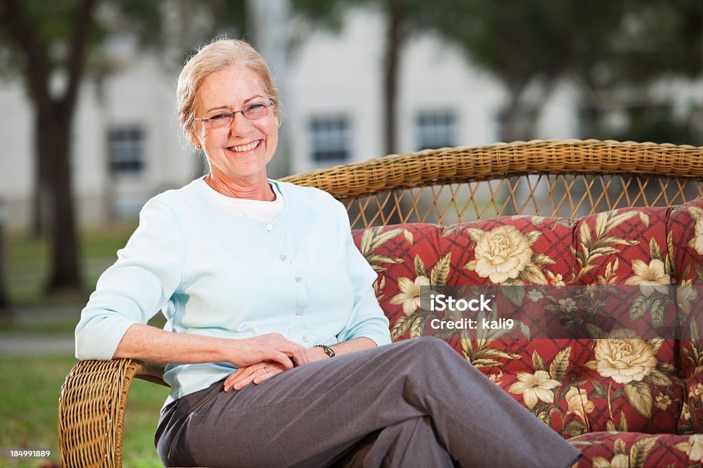 Senior Frau auf sofa im Freien - Lizenzfrei 60-64 Jahre Stock-Foto