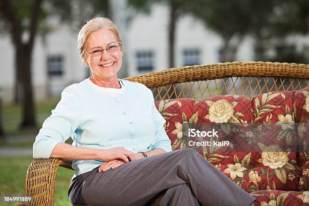 Senior Frau Auf Sofa Im Freien Stockfoto und mehr Bilder von 60-64 Jahre - 60-64 Jahre, 60-69 Jahre, Aktiver Senior