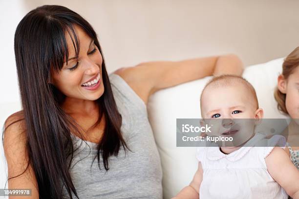 Mãe E Filha Sentada No Sofá - Fotografias de stock e mais imagens de Adulto - Adulto, Amor, Animal