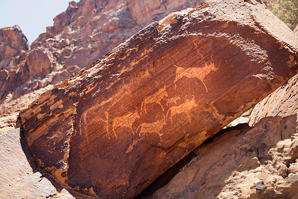 œuvres rupestres préhistoriques, en namibie. - ancient past art carving photos et images de collection