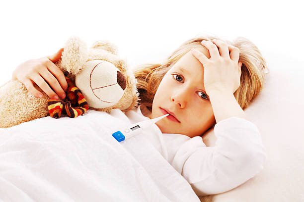 menina deitada doente na cama com urso de pelúcia. - sleeping child bedtime little girls imagens e fotografias de stock