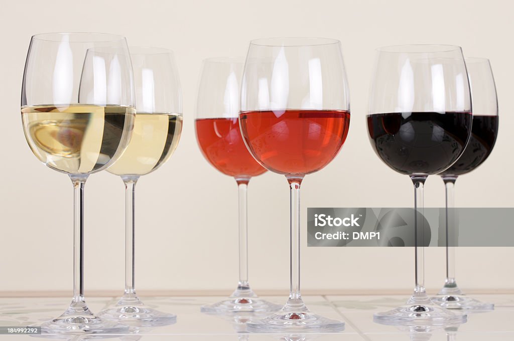 Dos copas de cada uno de los, blanco y rojo vino rosado - Foto de stock de Baldosa libre de derechos