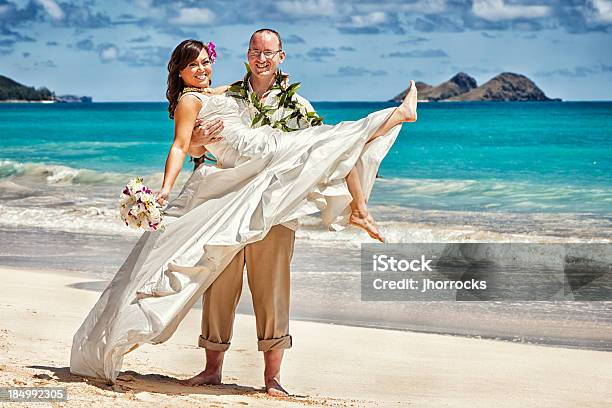 Joven Pareja De Recién Casados En Hawai Foto de stock y más banco de imágenes de Boda - Boda, Isla Grande de Hawái - Islas de Hawái, Islas de Hawái