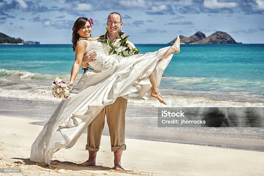 젊은 커플입니다 룩앤필은 결혼했나요 하와이 - 로열티 프리 결혼식 스톡 사진