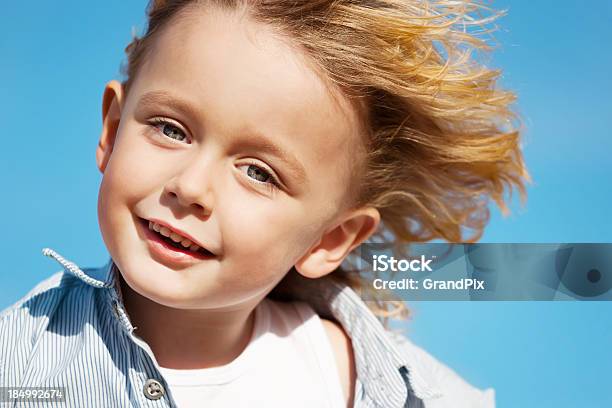 Feliz Criança - Fotografias de stock e mais imagens de 2-3 Anos - 2-3 Anos, Alegria, Ao Ar Livre
