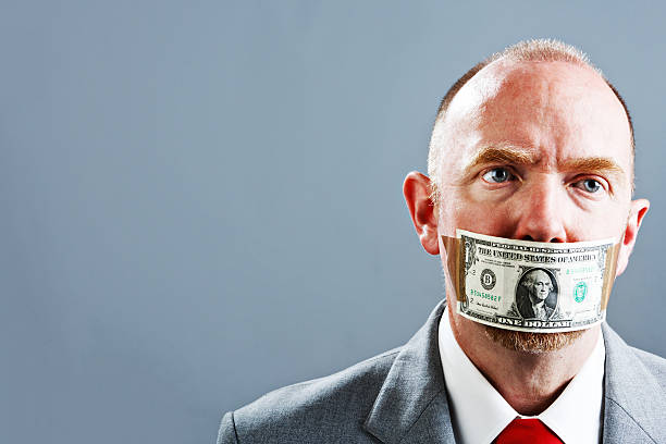 homme d'affaires malheureux en dollar us bâillon - currency silence censorship behavior photos et images de collection