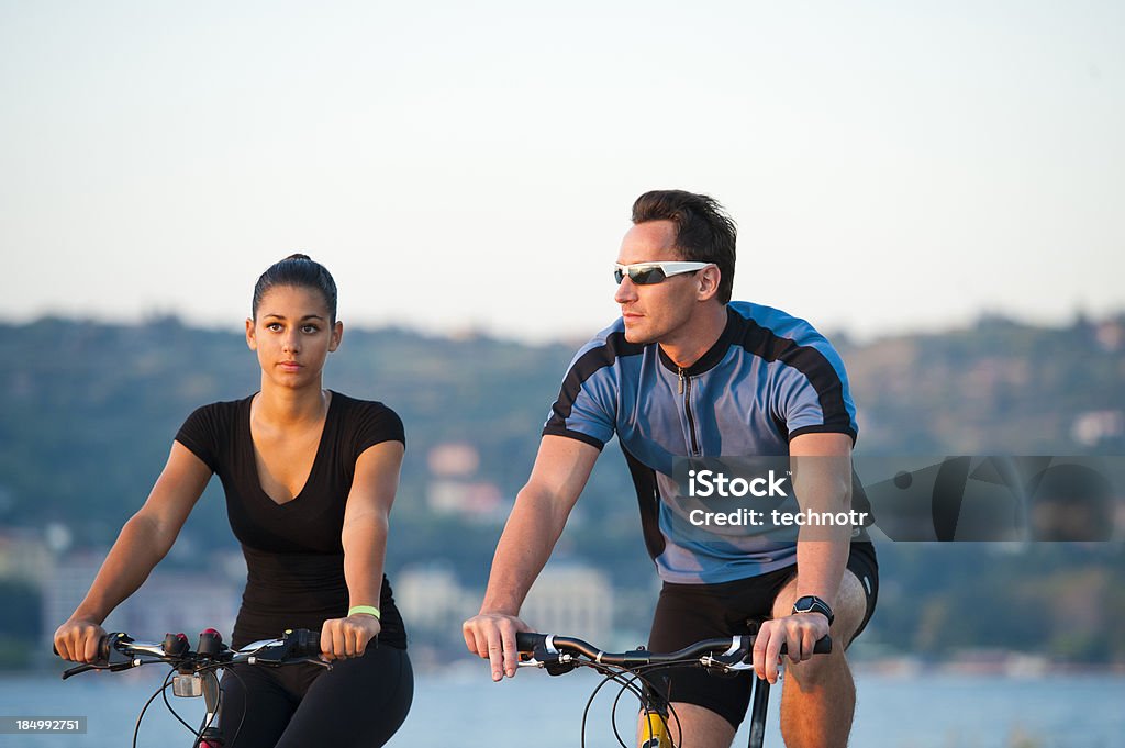 Porträt von Junges Paar Radfahren by the sea - Lizenzfrei Küstenlandschaft Stock-Foto