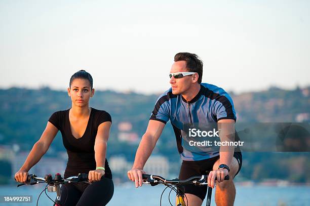 Retrato De Jovem Casal Ciclismo Do Mar - Fotografias de stock e mais imagens de Ciclismo - Ciclismo, Litoral, Adulto